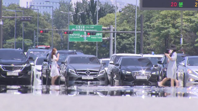 [날씨] 오늘도 35℃ 찜통더위...온열 질환 비상 / YTN
