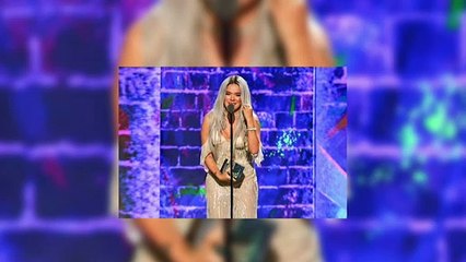 Karol G se sube la blusa y presume su plano abdomen