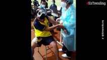 Hombre con antifaz de panda enfrenta su fobia a las inyecciones para vacunarse contra el COVID-19