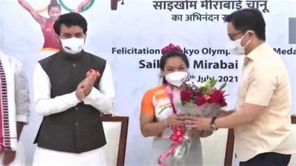 Video herunterladen: Mirabai Chanu felicitated by Anurag Thakur and Kiren Rijiju