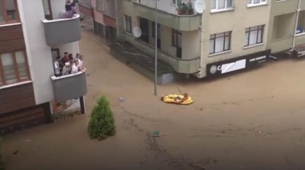 "Boğuluyorum" feryadı ile yardım isteyen şahsın imdadına botu ile sel sularında dolaşan bir genç yetişti