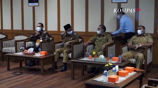 Bupati Bandung Serahkan Gaji Agustus Untuk Warga Terdampak PPKM