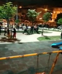 Son dakika haber! ÇOCUKLARIN KAVGASINA AİLELER DE KATILDI; MAHALLE SAVAŞ ALANINA DÖNDÜ