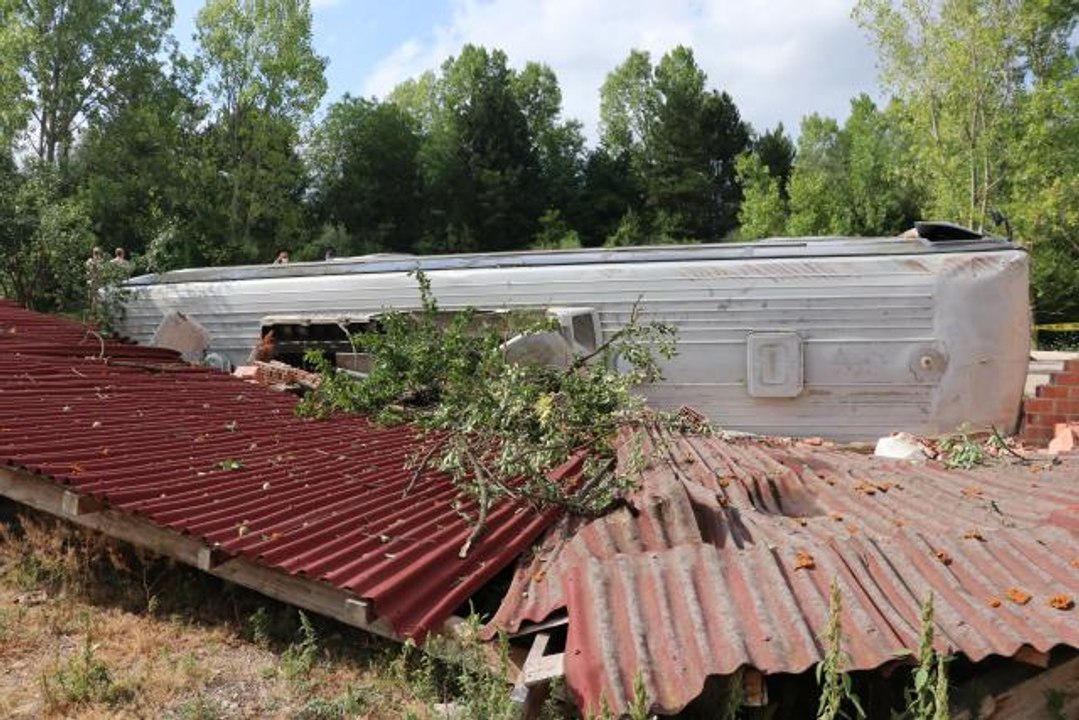 KASTAMONU - Memurları taşıyan otobüs ile otomobil çarpıştı: 18 yaralı