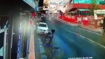 Sarıyer'de motosikletlilerin feci kazası kamerada