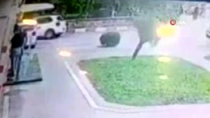 Fren yerine gaza bastı, ATM'de işlem yapan 3 kişi ezilmekten son anda kurtuldu...O anlar kamerada