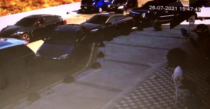 Son dakika haber: Arnavutköy'de kaymakamlık binası önünde silahlı saldırı kamerada