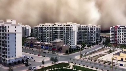 Chine : une impressionnante tempête de sable "avale" une ville