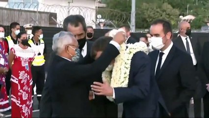 Macron’un Fransız Polinezyası ziyaretinde boynuna asılan çiçekler espri konusu oldu