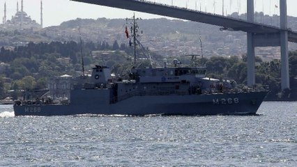 Mayın arama gemileri art arda İstanbul Boğazı'ndan geçti