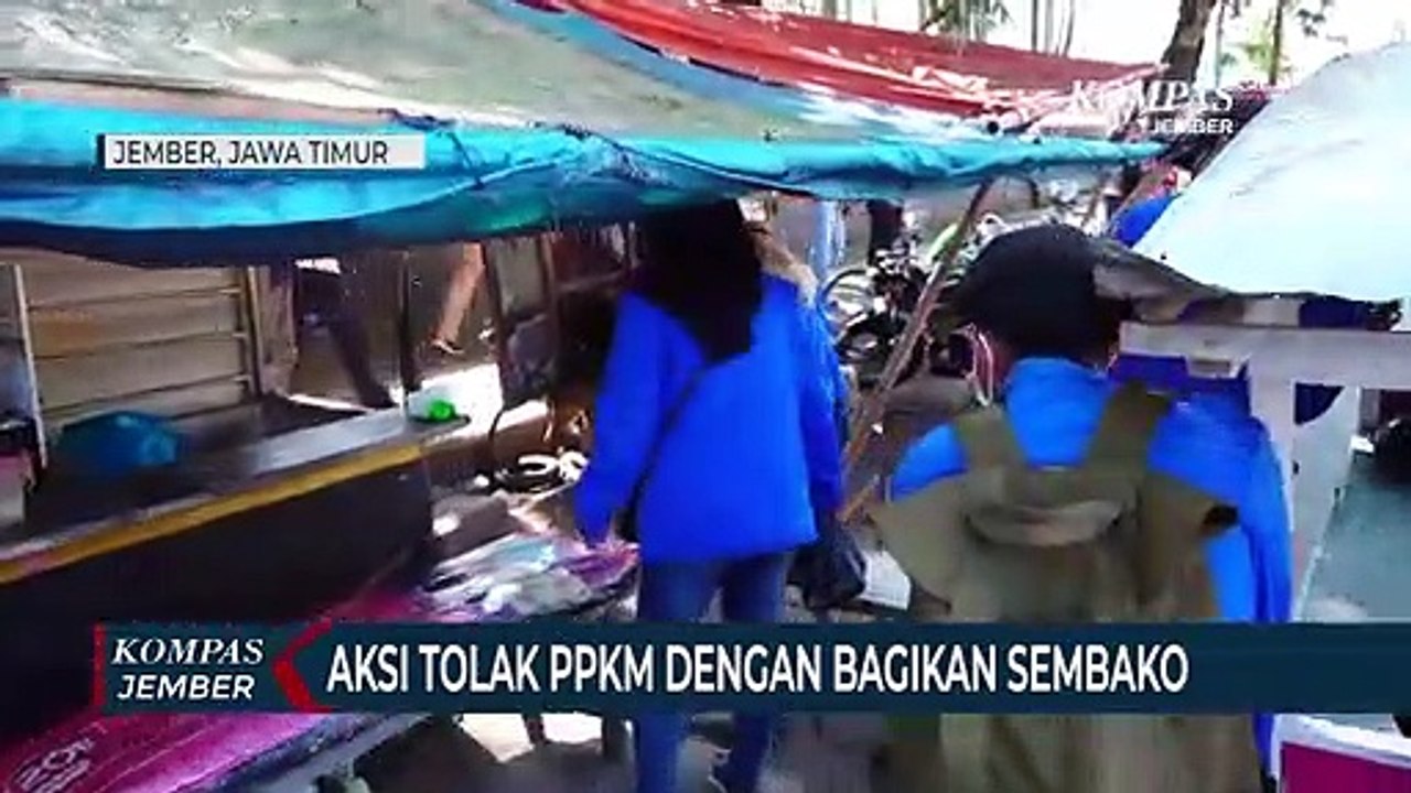 Mahasiswa BEM Unmuh Jember Aksi Tolak PPKM dengan Bagikan Sembako ke Warga