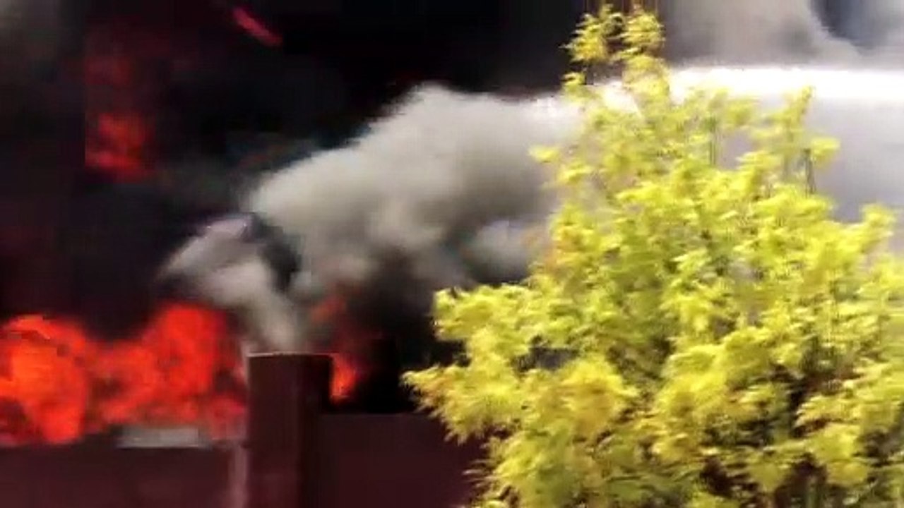 GAZİANTEP - Gemi yapımında kullanılan malzemelerin bulunduğu depoda yangın (2)