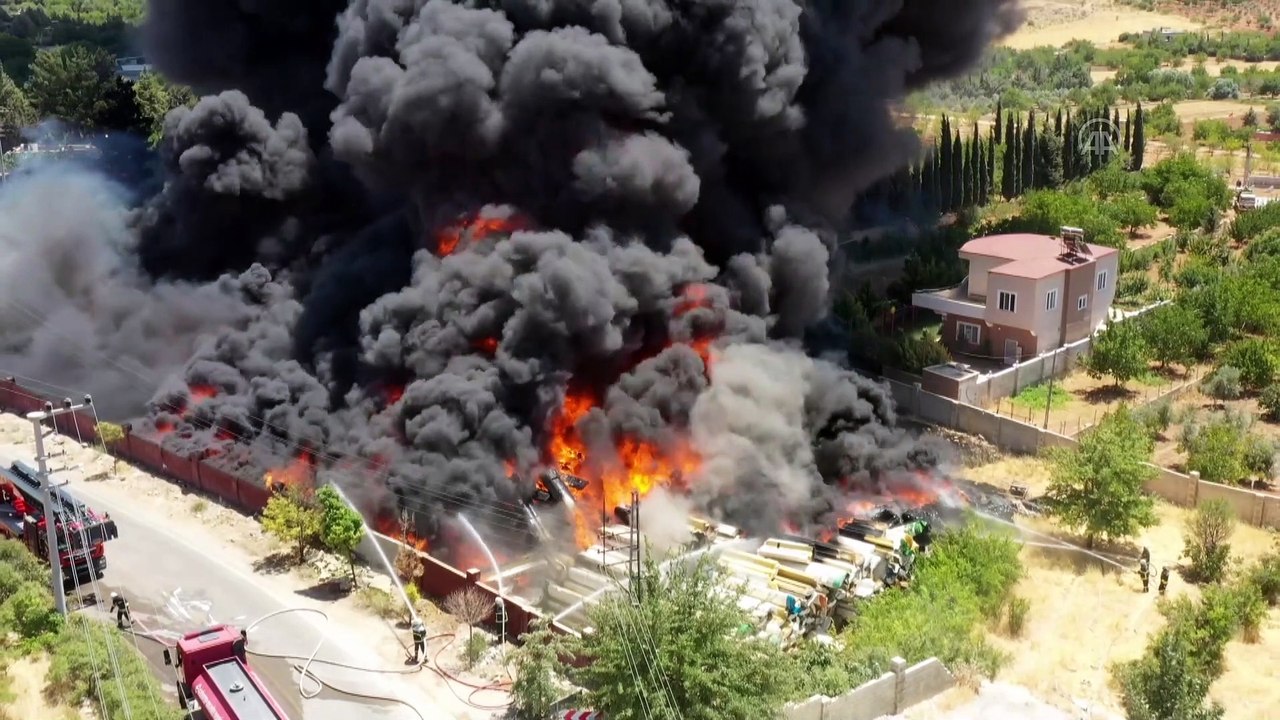 GAZİANTEP - (DRONE) Gemi yapımında kullanılan malzemelerin bulunduğu depoda yangın (3)