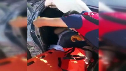 Kaza sonrası araçta sıkışan çifti itfaiye ekipleri kurtardı