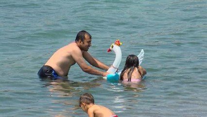 SICAK HAVADAN BUNALANLAR CADDEBOSTAN'DA DENİZE GİRDİ