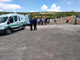 Eşinin kravatla boğması sonucu ölen kadın ve ardından intihar eden eşi yan yana gömüldü