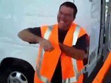 Le rire délirant d'un ouvrier après avoir entendu une blague