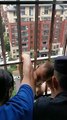 Des policiers sauve ce bébé qui a failli tomber du 15ème étage en Chine