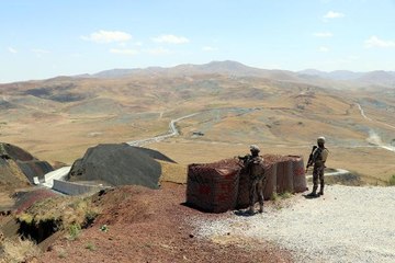 İRAN SINIRINDA KAÇAK GEÇİŞLERİ ENGELLEMEK İÇİN BETON DUVAR ÖRÜLÜYOR
