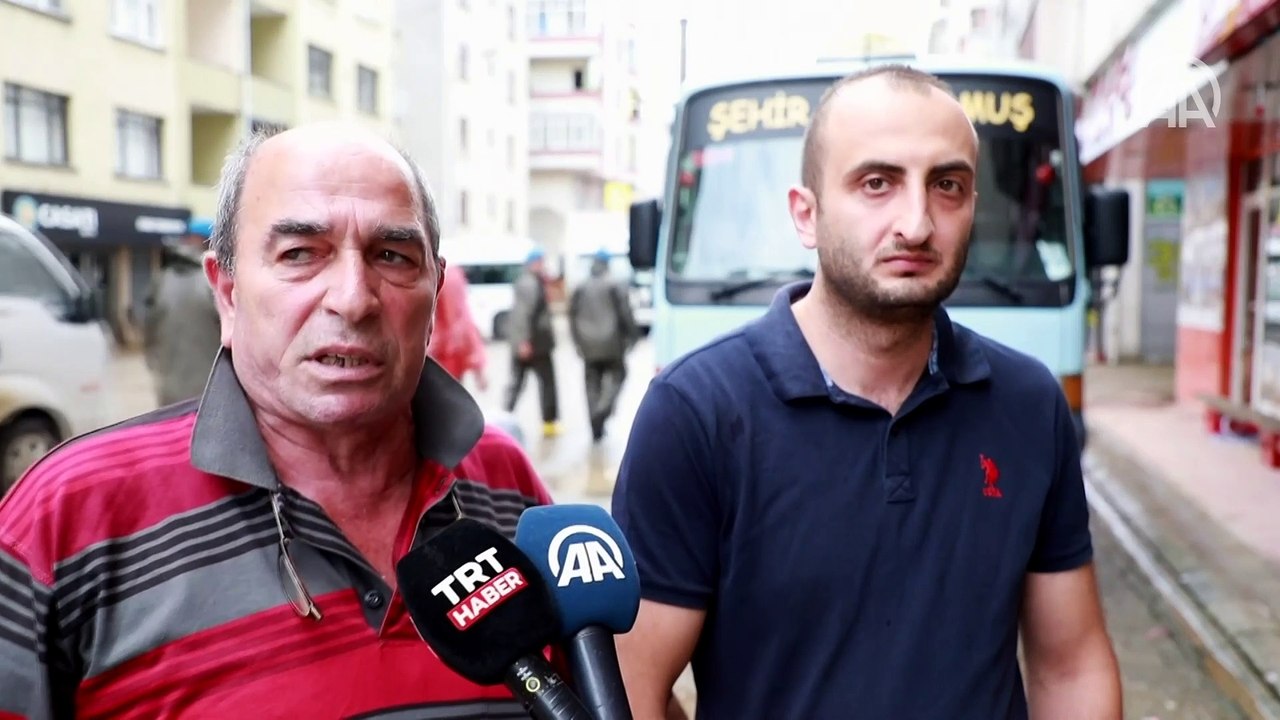 Arhavi'deki selde boğulmak üzere olan karı koca son anda botla kurtarıldı