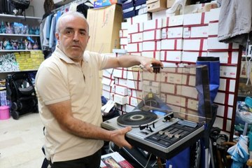 Havalimanında unutulan eşyalar satışa sunuldu