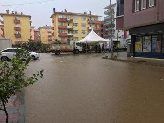 Arhavi'de sağanağın ardından iki mahalleyi su bastı