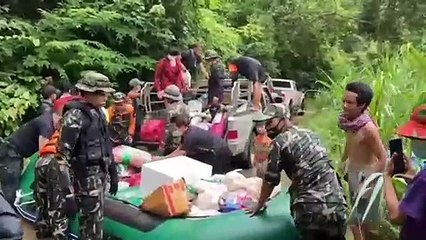 อช.แก่งกระจานขนเครื่องอุปโภคบริโภคลุยน้ำช่วยบางกลอย