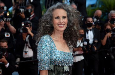 Andie MacDowell : montrer ses cheveux blancs ne luit fait pas peur