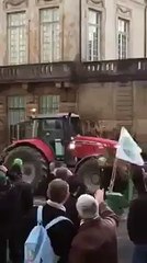 Fransa'da 'aşı zorunluluğu'na büyük öfke: Macron'un evini hayvan gübresine boğdular