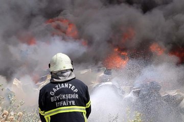 Son dakika haberi... GAZİANTEP'TE DEPO YANGININA 120 KİŞİLİK EKİPLE MÜDAHALE