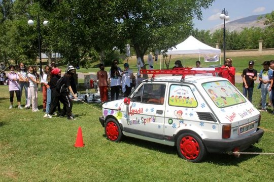 Pandemiden bunalan çocuklar eğlenceye doydu