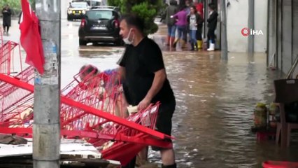 Beklenen şiddetli yağışın ardından Arhavi ilçe merkezinde sokaklar yine göle döndü
