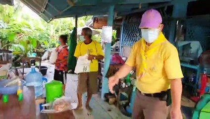 จิตอาสานำโดย พล.ต.ต.มานะ อินพิทักษ์ รอง ผบช.ภ.2 รักษาราชการแทน ผบก.จว.ระยอง จัดกิจกรรม มอบถุงยังชีพ ให้กับชุมชนเพื่อถวายเป็นพระราชกุศลเฉลิมพ