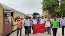 कर्मचारी विरोधी नीतियों के खिलाफ रेलवे स्टेशन पर प्रदर्शन