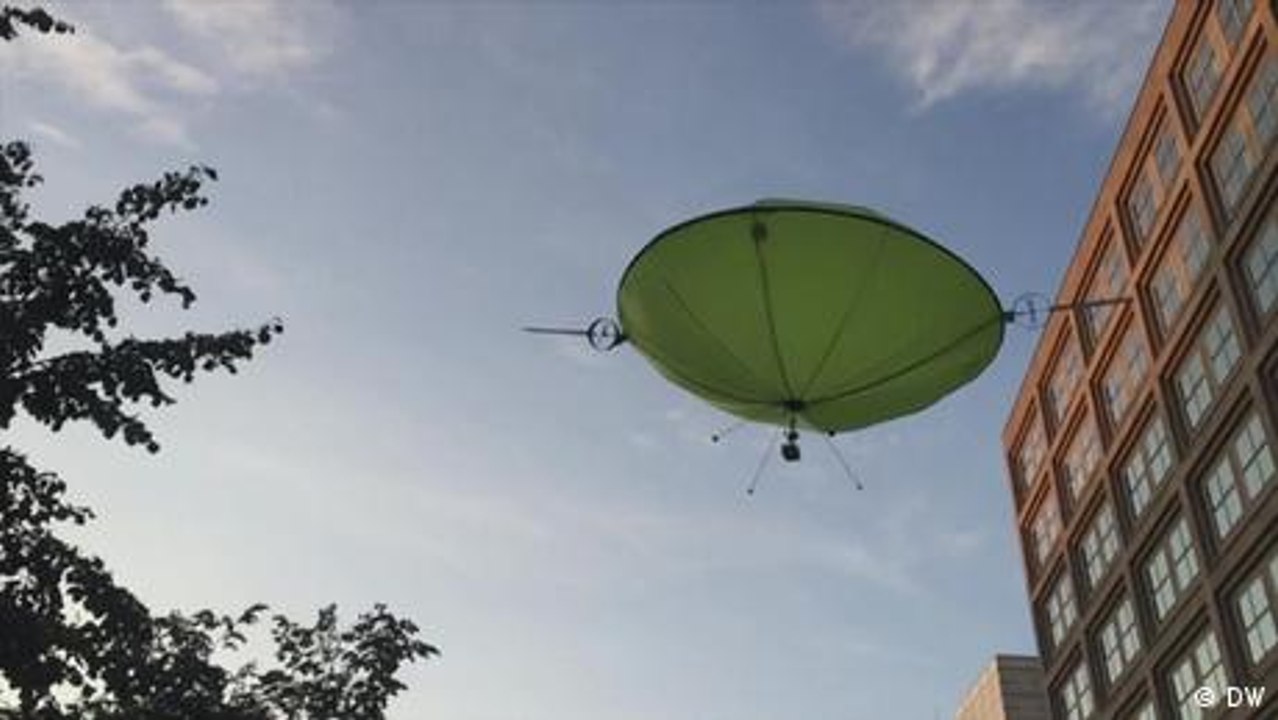 Drohne mit Heliumballon - die schwebende Innovation