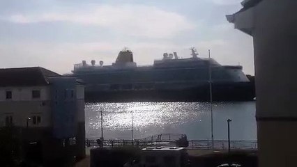 Watch SAGA Spirit of Discovery cruise ship sail out of River Tyne