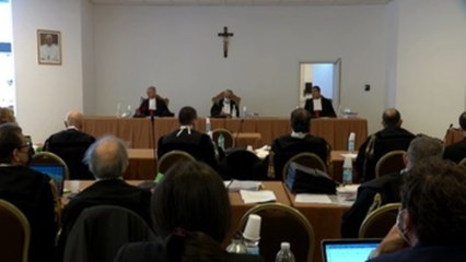 El cardenal Becciu defiende su inocencia en apertura del juicio en su contra