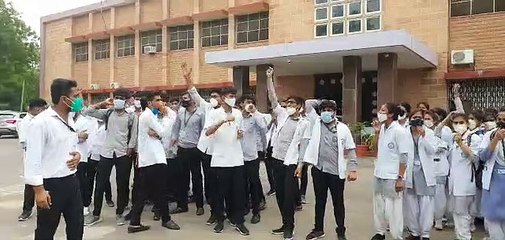 नर्सिंग विद्यार्थियों का प्रदर्शन