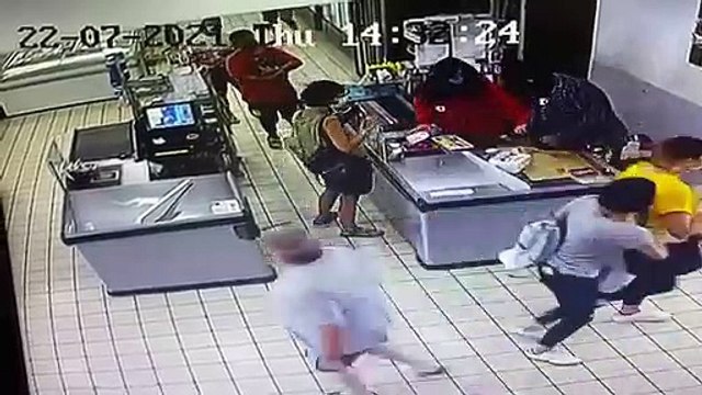 Puglia: cassiera coraggiosa reagisce a rapinatore armato - il video registrato dalla telecamera dell'attività commerciale di Carovigno (Brindisi)