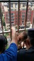 Des policiers sauvent ce bébé sur le point de tomber du 15ème étage en Chine