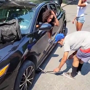 Des voleurs de voiture pris en flag par le propriétaire... oups