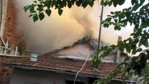 Sarıyer'de gecekondunun çatısında yangın çıktı, mahalleli hortumla su sıkarak söndürmeye çalıştı