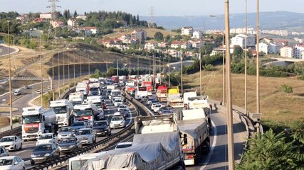 Son dakika haberleri! 3 tırın karıştığı maddi hasarlı kaza TEM Otoyolu'nu kilitledi
