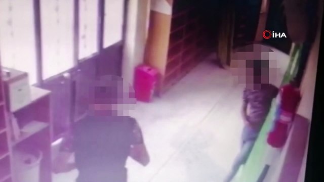 Camideki sadaka kutusundaki paraları çalan şahıslar güvenlik kamerasına yakalandı