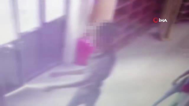 Camideki sadaka kutusundaki paraları çalan şahıslar güvenlik kamerasına yakalandı