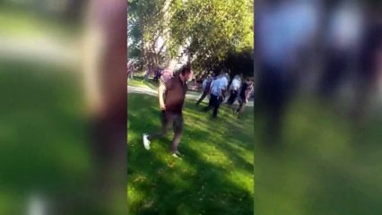 İSTANBUL - Gezi Parkı'nda zabıta ekipleri ile seyyar satıcılar arasında çıkan kavgada 3 kişi gözaltına alındı