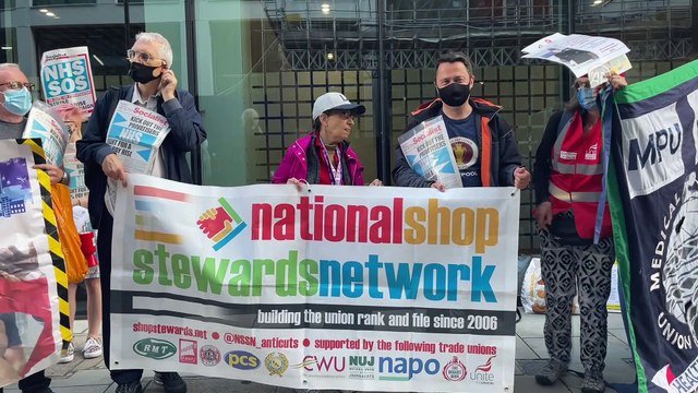 LONDRA - İngiltere'de sağlık çalışanları Kovid-19 sürecinde koruyucu ekipman eksikliğini protesto etti