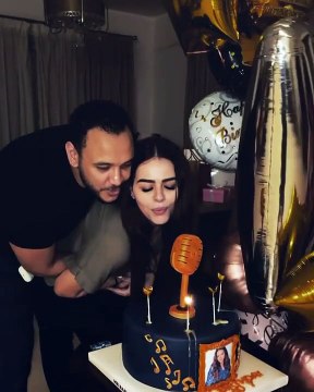 بنحافة ملحوظة هنادي مهنا تحتفل بعيد ميلادها الأول بعد الزواج مع أسرتها