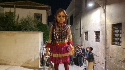 "La pequeña Amal" recorre Europa para dar esperanza a los refugiados