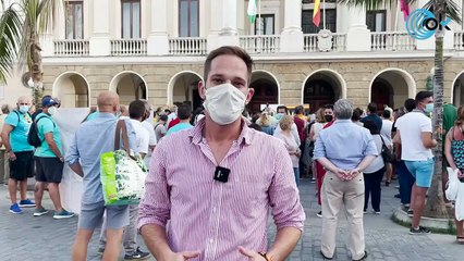 Macarena Olona se enfrenta a unos radicales en una manifestación de Vox en Cádiz